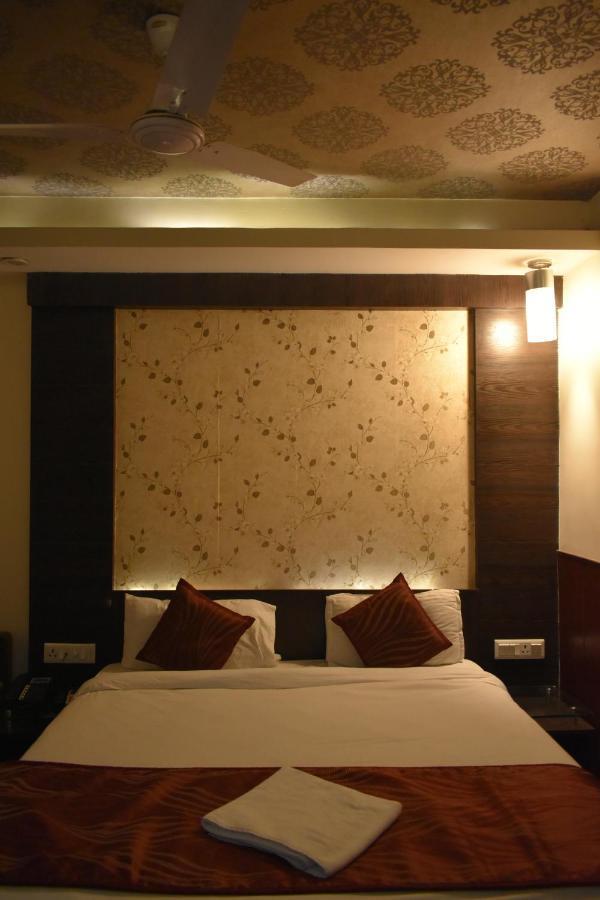 Hotel Galaxy Allahabad Bagian luar foto
