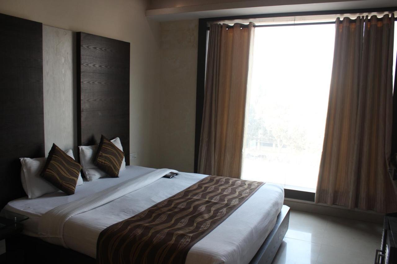 Hotel Galaxy Allahabad Bagian luar foto